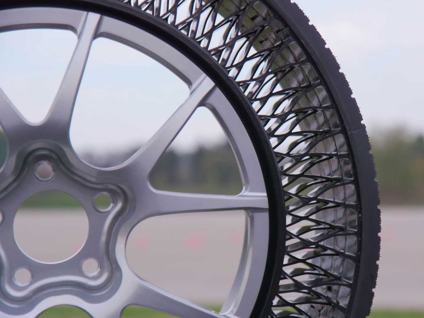 Goodyear тестирует Tesla Model 3 с безвоздушными шинами